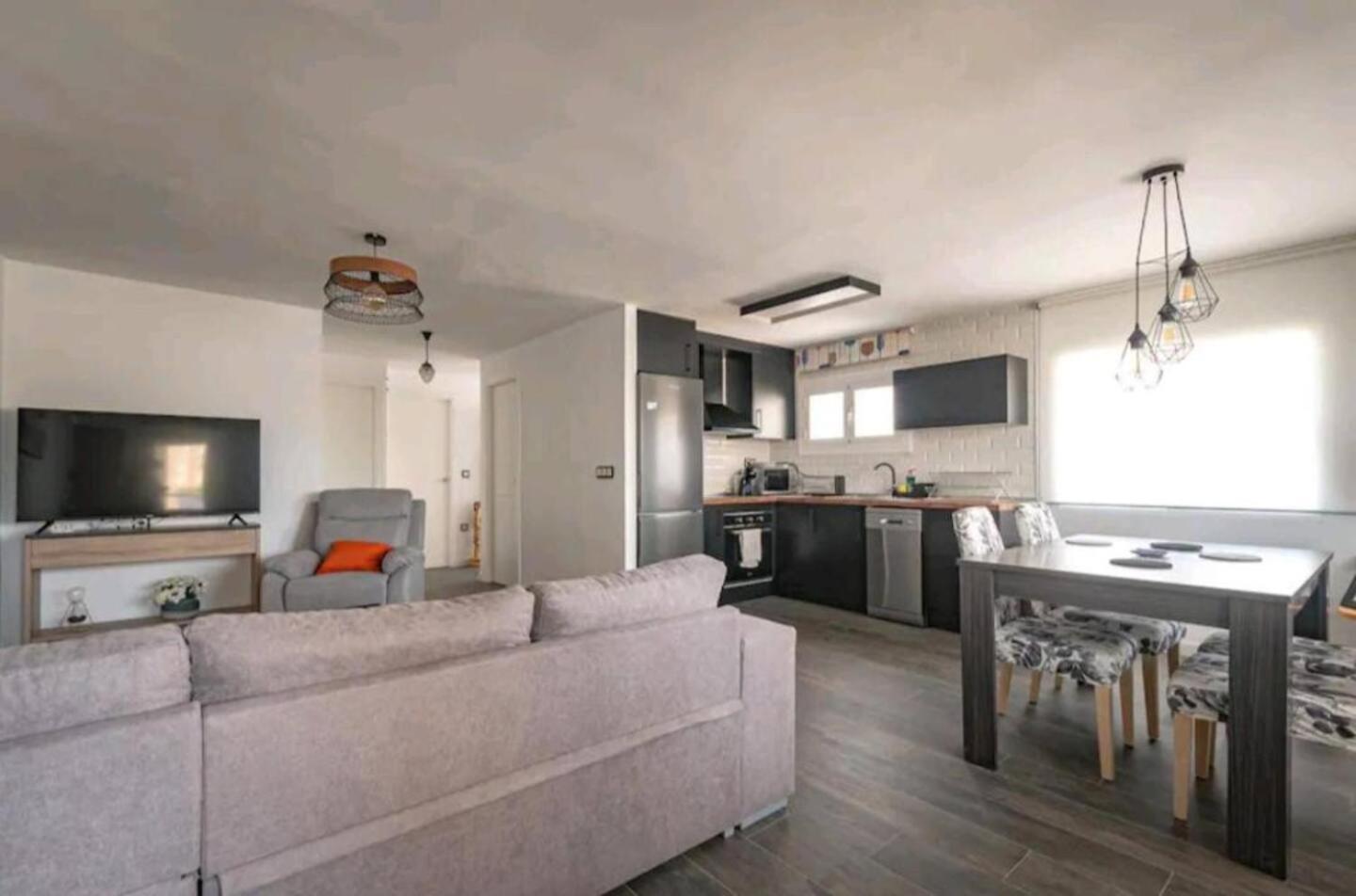 Stylish & Fully Furnished 3 Bedrooms Flat -4 Min Walk To Beautiful Beach Alicante Exterior photo